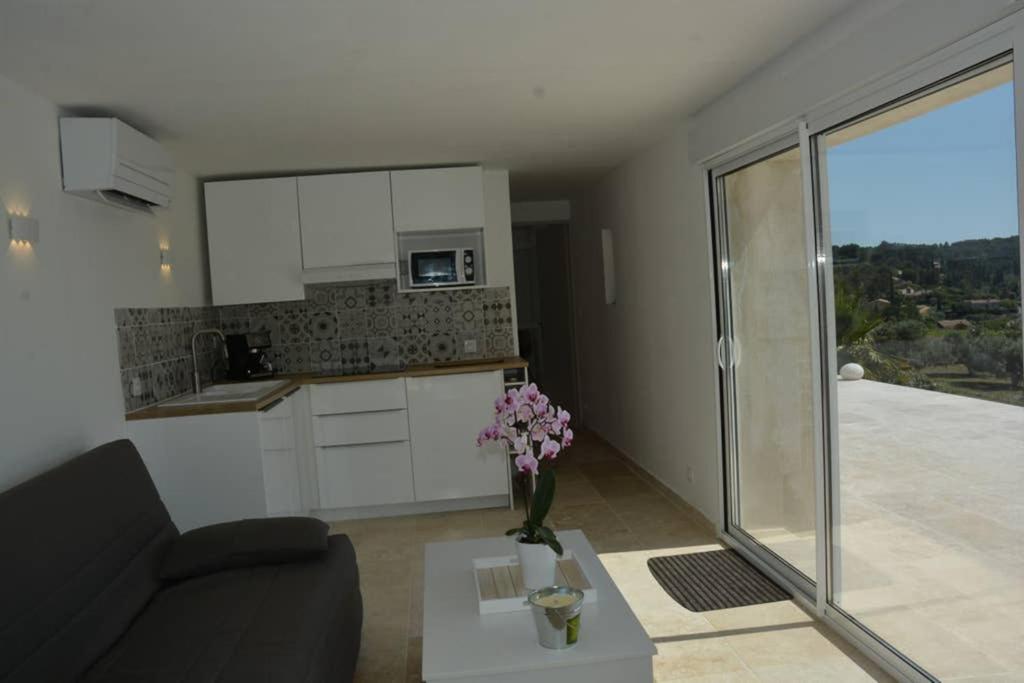 La Venturonne Appartement Neuf Rez De Jardin 45 M2 Vue Mer Et Vignes 10 Mn Des Plages Le Beausset Eksteriør bilde